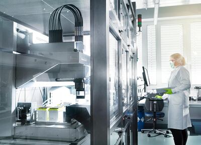 Las biotecnológicas  Pfizer y BioNTech anunciaron que su vacuna anticovid, aún en desarrollo, presenta una eficacia del 90% frente a  la enfermedad, según el análisis de estudios preliminares.