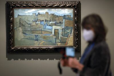 Vista de la obra "Los tejados de Barcelona" (1903), del artista español Pablo Ruiz Picasso, en el Museo Picasso en Barcelona, este lunes. Esta pinacoteca ha presentado un proyecto inédito sobre los estudios técnico-científicos de las principales obras de la colección permanente del periodo azul del artista, desde los inicios, como la obra "Naturaleza muerta" (1901), hasta "Azoteas de Barcelona" (1903), así como el dibujo "El ciego", comprado por el Ayuntamiento de Barcelona.