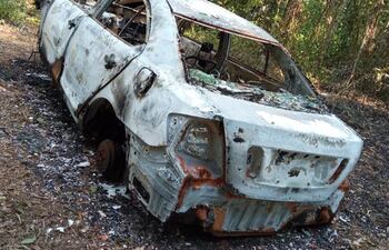 El vehículo fue "carneado" y luego quemado en medio del monte.