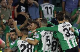 Los jugadores del Betis celebran el tercer gol del equipo bético durante el encuentro correspondiente a la jornada 34 de primera división que han disputado hoy lunes frente al Rayo Vallecano en el estadio Benito Villamarín de Sevilla.