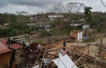 Vista hoy de viviendas afectadas debido al paso del huracán Agatha, en la comunidad de Mazunte, en el estado de Oaxaca (México). La cifra oficial de muertes por el huracán Agatha subió a 11 en el sureño estado mexicano de Oaxaca, mientras que el número de desaparecidos creció a 33, informaron este miércoles autoridades mexicanas. EFE/Nemesio Méndez