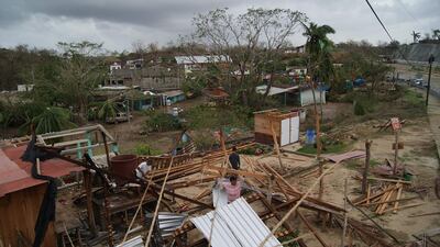 Vista hoy de viviendas afectadas debido al paso del huracán Agatha, en la comunidad de Mazunte, en el estado de Oaxaca (México). La cifra oficial de muertes por el huracán Agatha subió a 11 en el sureño estado mexicano de Oaxaca, mientras que el número de desaparecidos creció a 33, informaron este miércoles autoridades mexicanas. EFE/Nemesio Méndez