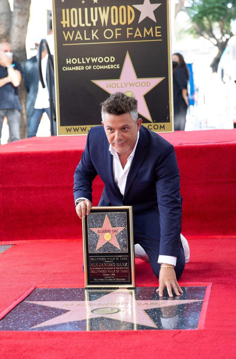 El cantante español Alejandro Sanz desvela hoy su estrella ubicada frente al edificio de Capitol Records en el Paseo de la Fama de Hollywood, California (EE.UU.).
