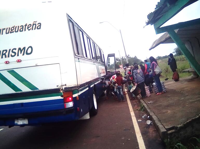 Al iniciar su viaje, esta mañana, mujeres y niños indígenas cargaron enseres de cocina para acampar en Asunción.