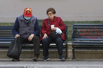 Una pareja de la tercera edad descansa en una silla, el 8 de noviembre de 2022, en Santiago (Chile).