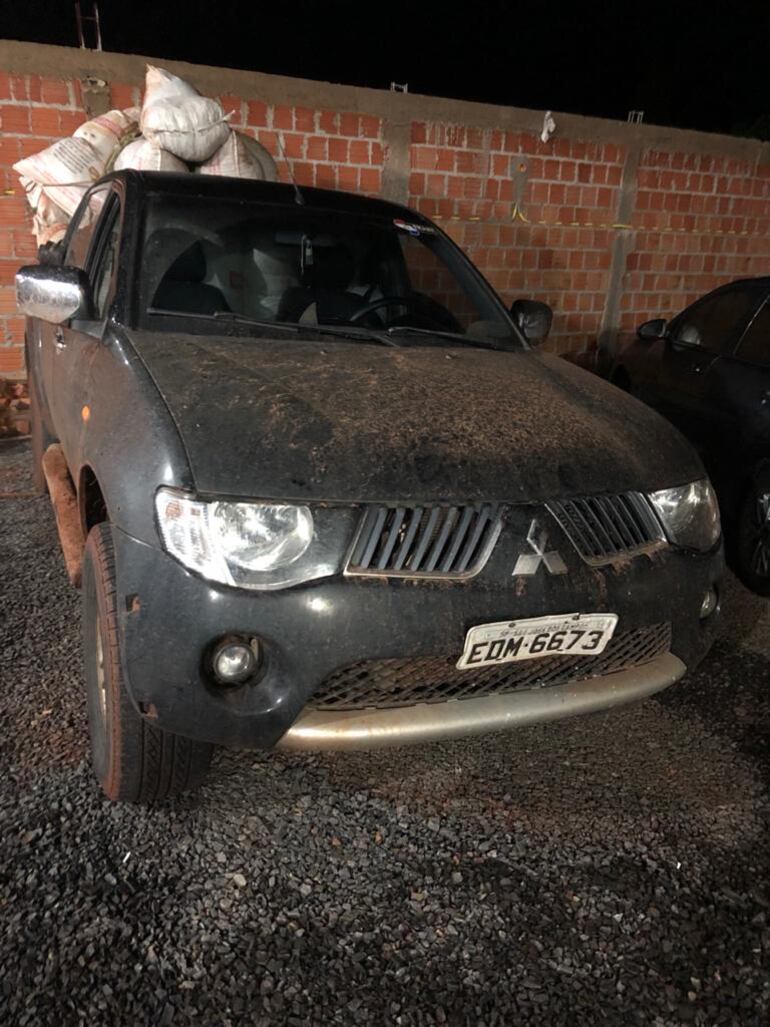 Camioneta Mitsubishi L-200 Tritón con chapa Nº EDM 6673 de la Ciudad de Sao José Dos Campos-SP, Brasil, con la carga de marihuana.
