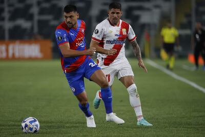 Federico Castro (d) de Curicó disputa el balón con Juan Patiño de Cerro Porteño, hoy durante un partido de la segunda ronda de Copa Libertadores 2023, en el estadio Monumental en Santiago de Chile (Chile).
