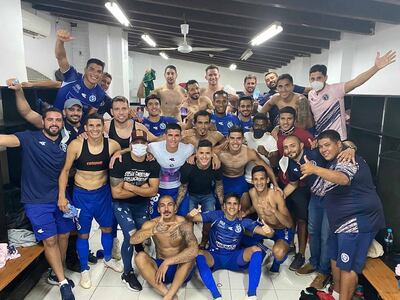 Festejo de vestuario. Los integrantes del plantel de Sol de América celebran el paso a semifinales.