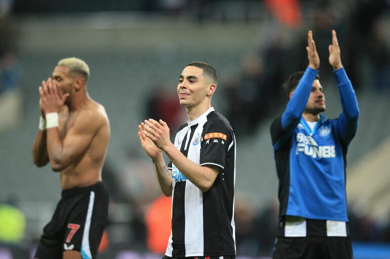 Miguel Almirón celebra el triunfo de Newcastle ante Wolverhampton.
