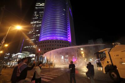 La policía utiliza cañones de agua para dispersar a los manifestantes durante una protesta contra los planes de reforma del sistema de justicia del gobierno en Tel Aviv, Israel, el 1 de abril de 2023.