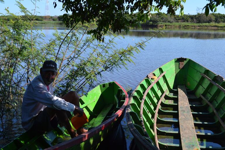Canoas vacías a orillas del río Tebicuary.