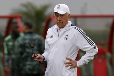 El entrenador del Real Madrid Carlo Ancelotti durante el entrenamiento celebrado ayer en el Complejo Mohamed VI de Fútbol en Rabat (Marruecos), donde mañana juega ante el Al Hilal saudí la Final del Mundial de Clubes. EFE/Julio Muñoz