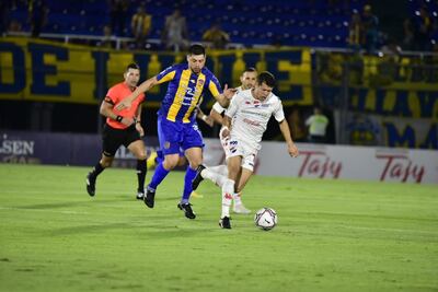 Rodrigo Rojas del Sportivo Luqueño (i) y Mathías Martínez de Nacional (d), en el Defensores del Chaco.