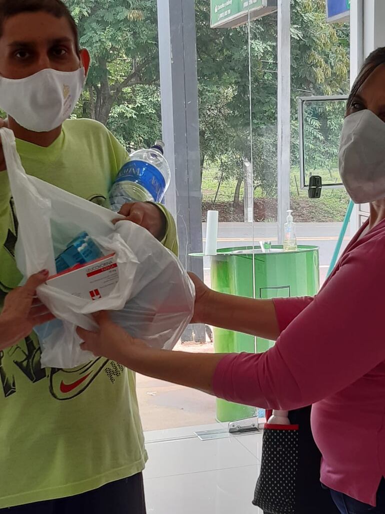 Este paciente podrá hacerse su quimioterapia gracias a la solidaridad de una persona que le compró un kit completo.