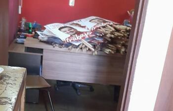 Gran cantidad de afiches, banderines y hasta pasacalles fueron encontrados en la oficina de comisiones vecinales de la municipalidad de Ñemby. según la denuncia, se estaría presionando a las comisiones de vecinos a apoyar la candidatura del diputado Carlos Núñez, quien buscará su reelección.