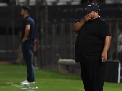 Humberto García, entrenador de Sportivo Ameliano, durante la victoria sobre Olimpia en el Manuel Ferreira.