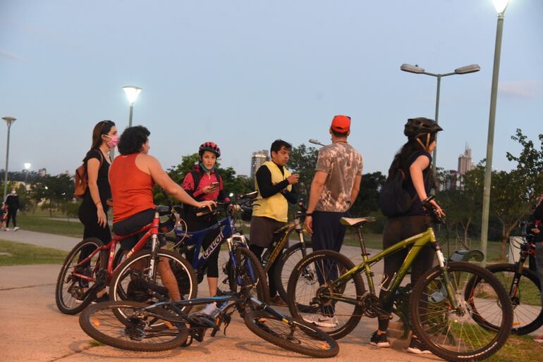 Ciclistas sin tapabocas y sin distanciamiento.