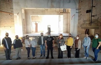 Algunos de los profesores de artes de la Municipalidad de Villarrica junto al Intendente Alejandro Aguilera (ANR cartista), durante la verificación de los avances de la obra de restauración del teatro municipal.