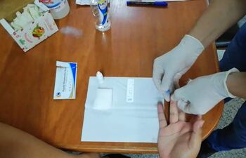 La prueba serológica consiste en tomar una muestra de sangre del dedo mediante una lanceta.