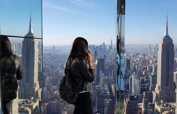 Una mujer observa el Empire State Building desde el nuevo mirador "Summit" (Cumbre), ubicado en la planta 91 del rascacielos "One Vanderbilt" en Nueva York (EE.UU).