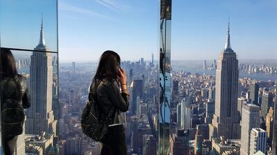 Una mujer observa el Empire State Building desde el nuevo mirador "Summit" (Cumbre), ubicado en la planta 91 del rascacielos "One Vanderbilt" en Nueva York (EE.UU).