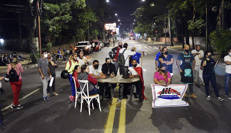Los gastronómicos y de eventos no solo se manifestaron vía redes sociales, sino que también se movilizaron sobre la avenida Mariscal López el último viernes para reclamar por las restricciones.