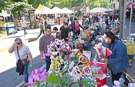 La ciudadanía disfruta de las diferentes ferias que se apuestan en la calle Palma y las plazas céntricas asuncenas. La celebración continúa mañana con más actividades.