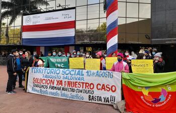 Varios grupos sociales llevan a cabo manifestaciones frente al Ministerio de Desarrollo Social.