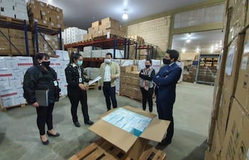 La comitiva fiscal recorrió los depósitos del Parque Sanitario del Ministerio de Salud. Indagan denuncias en caso insumos.