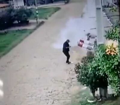 Momento en el que la máquina para inflar globos estalla y hiere a tres personas. Una de ellas resultó con varias secuelas.