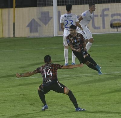 Comienza el festejo de Antonio Marín, autor del gol del triunfo de Guaireña FC