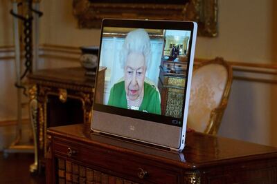 La reina de Inglaterra, Isabel II, aparece en pantalla desde el palacio de Windsor para una audiencia virtual desde el palacio de Buckingham.