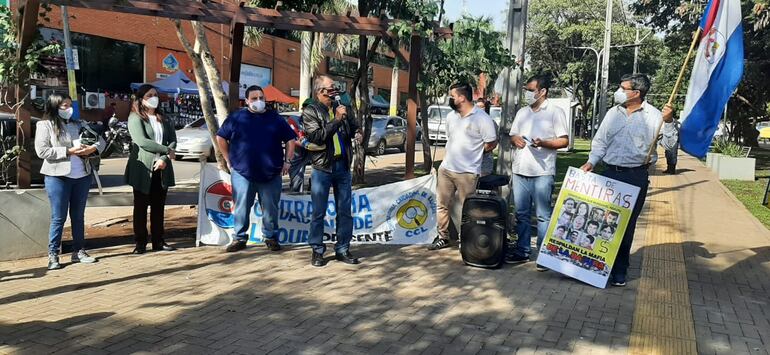 Los precandidatos a intendente, Ramón Silva (Patria Querida) y José Villar (Cruzada Nacional), además de los candidatos a concejales de Luque y la organización civil, cuestionan la gestión del actual jefe comunal