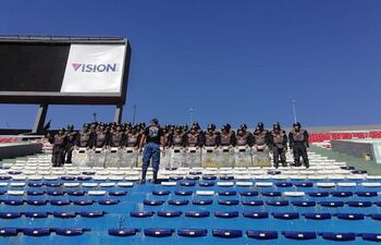 Los agentes practicaron hoy en el estadio Defensores del Chaco