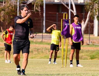 Hernán Rodrigo López brinda indicaciones en un entrenamiento de Guaraní.