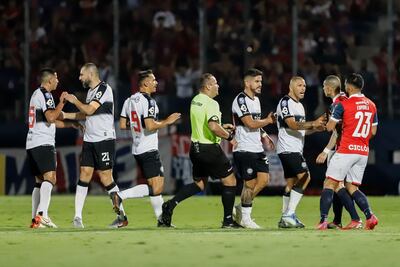 Los jugadores de Olimpia discuten con Alan Benítez y Alberto Espínola (23) de Cerro Porteño.