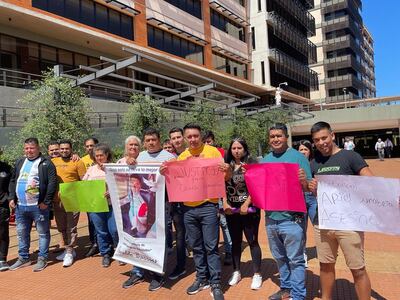 Los familiares de Osvaldo Barrio, frente al Poder Judicial de Ciudad del Este.