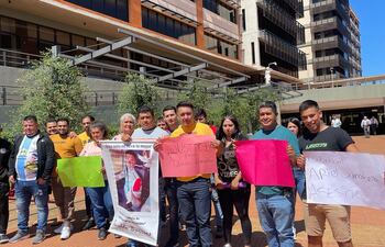 Los familiares de Osvaldo Barrio, frente al Poder Judicial de Ciudad del Este.