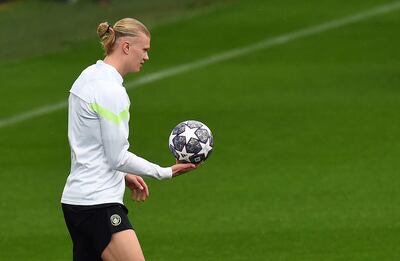 El noruego Erling Haaland, delantero del Manchester City, durante el entrenamiento en el Etihad Campus de Manchester, Inglaterra, antes de viajar a España para enfrentar al Real Madrid por la Liga de Campeones.
