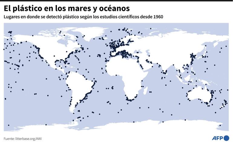 Mapa que representa los lugares en donde se detectó plástico, según los estudios científicos desde 1960 - AFP / AFP