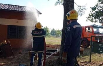 Los bomberos apagan el incendio que afectó la dirección y la secretaría de la escuela.