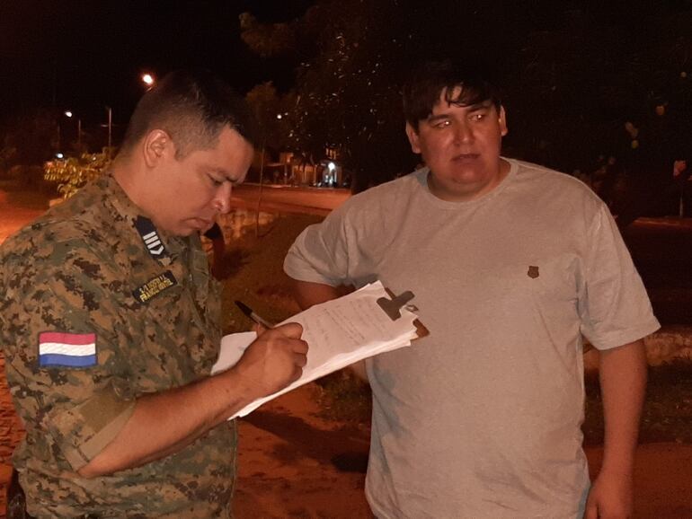 Jorge Benítez dueño del automóvil robado haciendo su denuncia