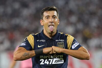 Edgar Benitez de Alianza celebra un gol, en un partido de la Copa Libertadores entre Colo Colo y Alianza Lima en el estadio Monumental en Santiago (Chile).