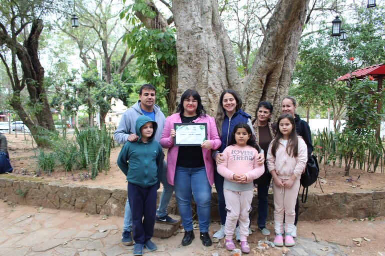 Raquel y su familia postularon al Guapo’y  más añejo de San Bernardino.