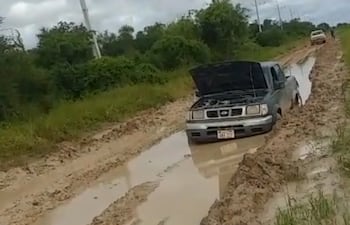 Un vehículo todoterreno quedó atrapado en el pequeño riacho del camino en el distrito de Fuerte Olimpo.