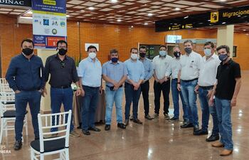 Los intendentes que integran la Asociación de Municipalidades del Alto Paraná.