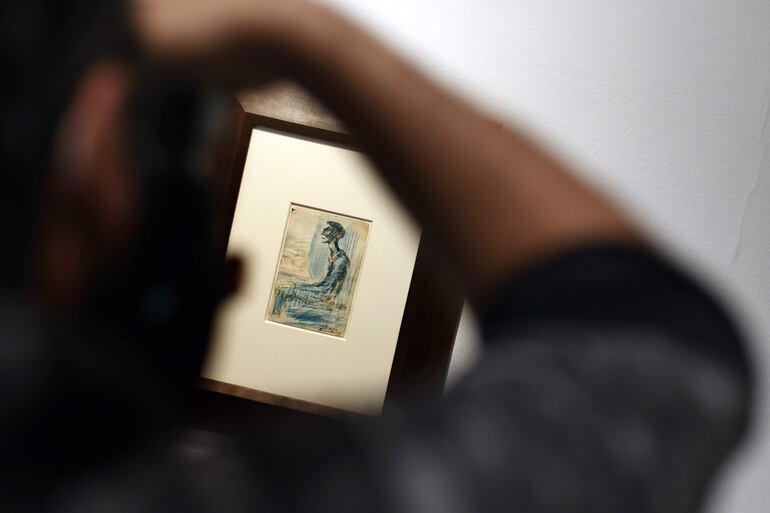 Un visitante observa la obra "El cec" (1903), del artista espoñol Pablo Ruiz Picasso, en el Museo Picasso en Barcelona.