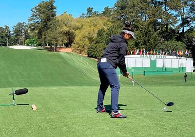 La golfista paraguaya Sofía García en acción, en el Augusta National de Georgia, Estados Unidos.