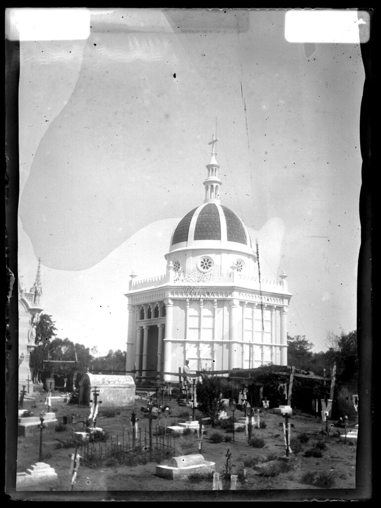 Una de las fotografías que forman parte de la colección de los hermanos Seljan, actualmente expuesta en la Manzana de la Rivera.