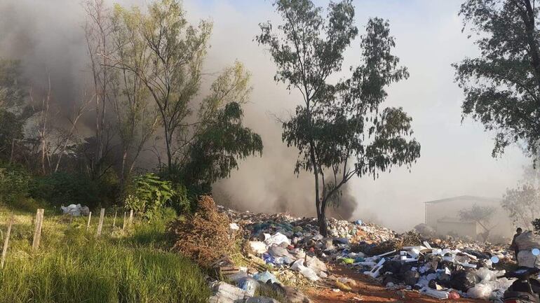 En el vertedero, las basuras hace más de seis meses que no se trata por falta de retroexcavadora.